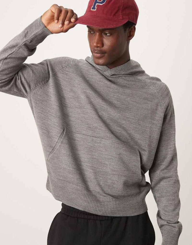 ASOS DESIGN - Boxy Kapuzenpullover aus Strick in Grau mit tief angesetzter Schulterpartie und extremer Oversize-Passform von ASOS DESIGN