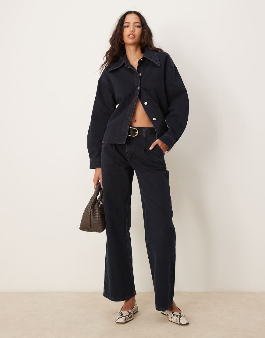 ASOS DESIGN - Boyfriend-Jeans mit Bundfalten-Marineblau von ASOS DESIGN