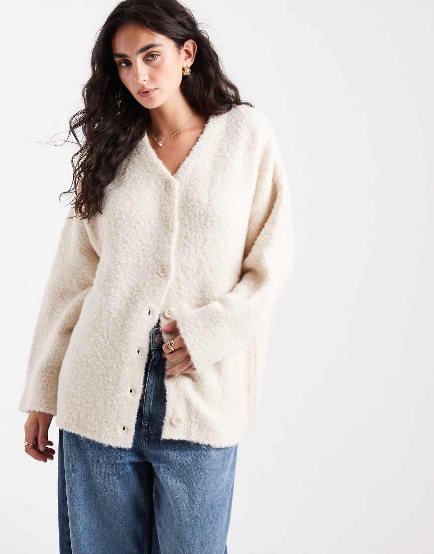 ASOS DESIGN - Boyfriend-Strickjacke aus Bouclé in Cremeweiß von ASOS DESIGN