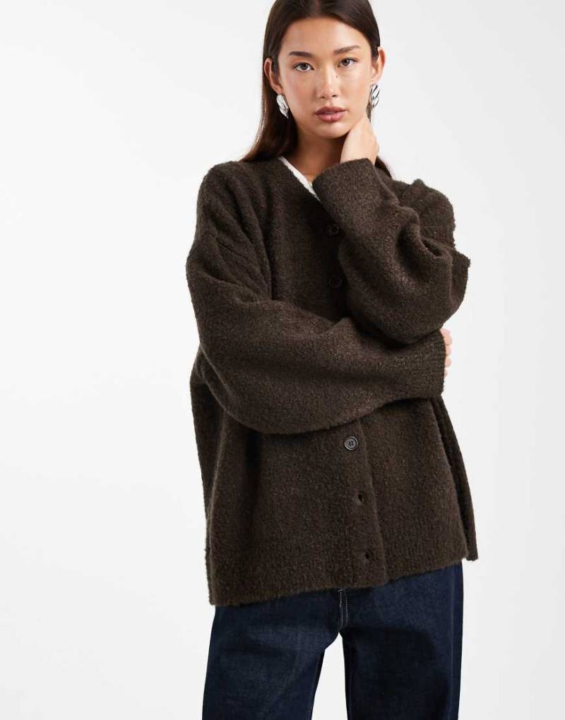 ASOS DESIGN - Boyfriend-Strickjacke aus Bouclé in Schokobraun-Brown von ASOS DESIGN
