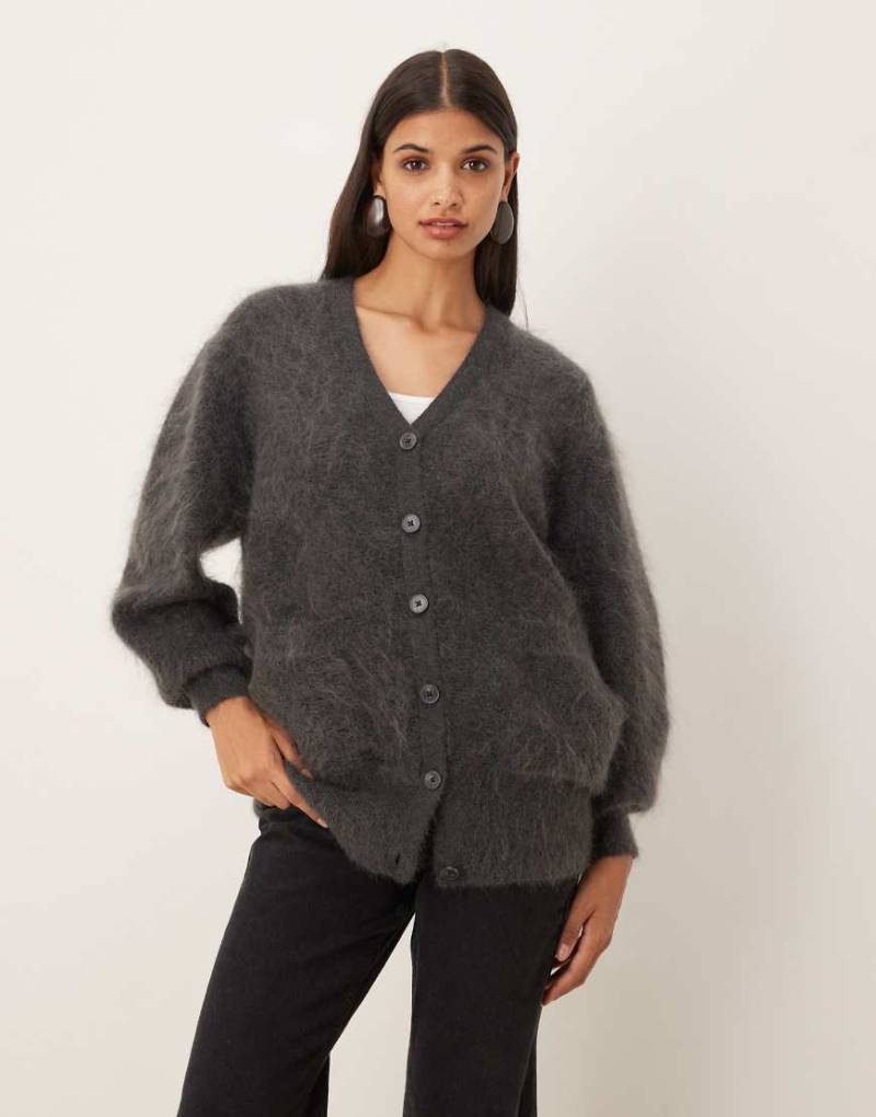 ASOS DESIGN - Boyfriend-Strickjacke aus hochwertigem Mohair in Anthrazit-Grau von ASOS DESIGN