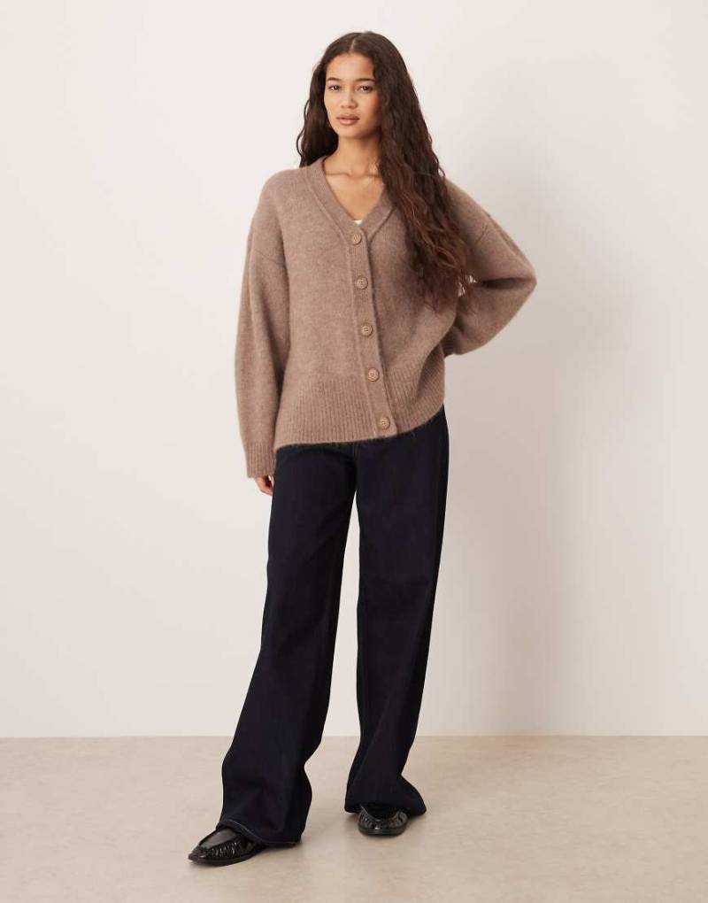 ASOS DESIGN - Boyfriend-Strickjacke mit Wolle und Alpakawolle in Pilzbraun-Grau von ASOS DESIGN