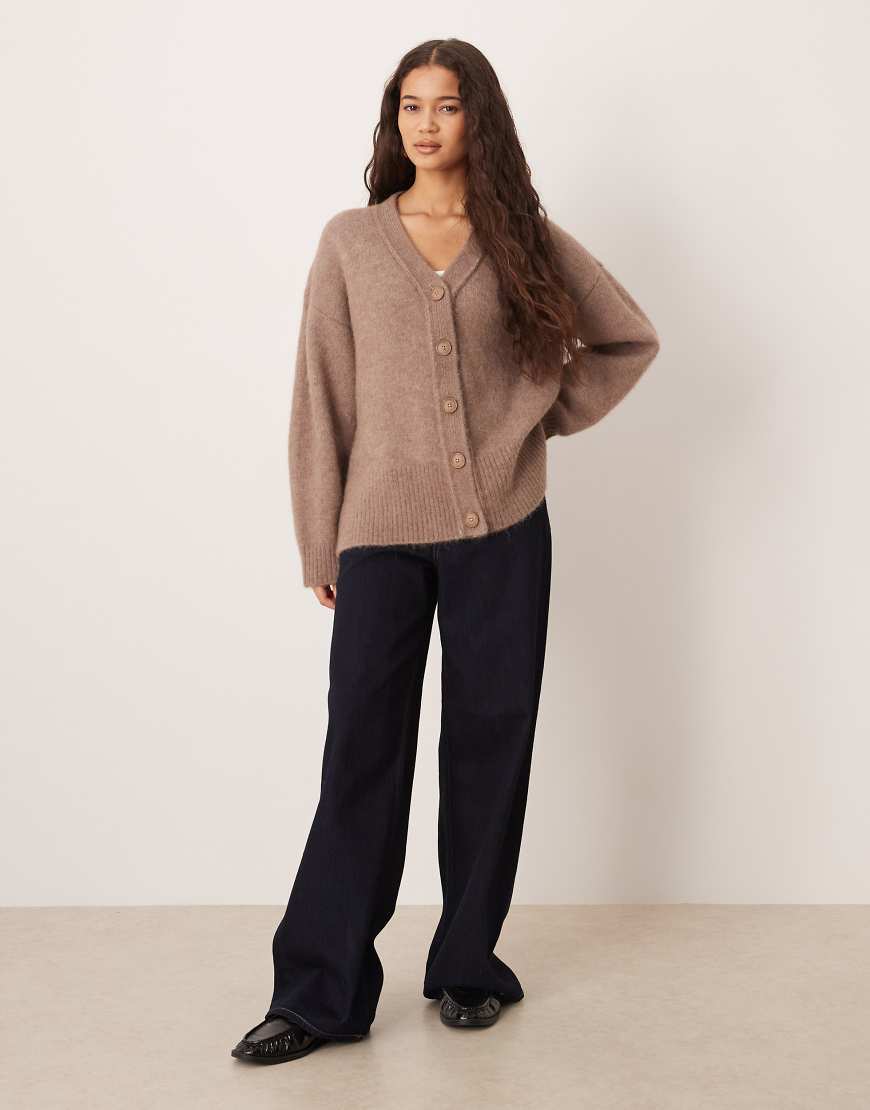 ASOS DESIGN - Boyfriend-Strickjacke mit Wolle und Alpakawolle in Pilzbraun-Grau von ASOS DESIGN