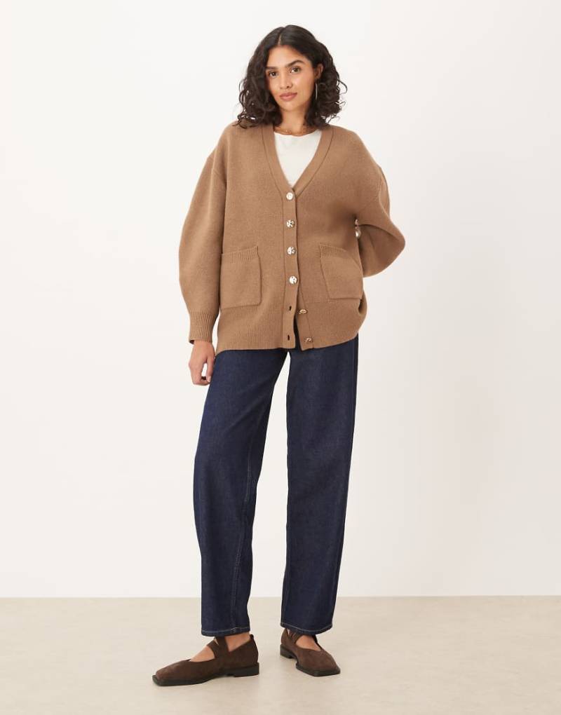 ASOS DESIGN - Boyfriend-Strickjacke aus strukturiertem Garn in Mokkabraun mit Oversize-Schnitt-Brown von ASOS DESIGN