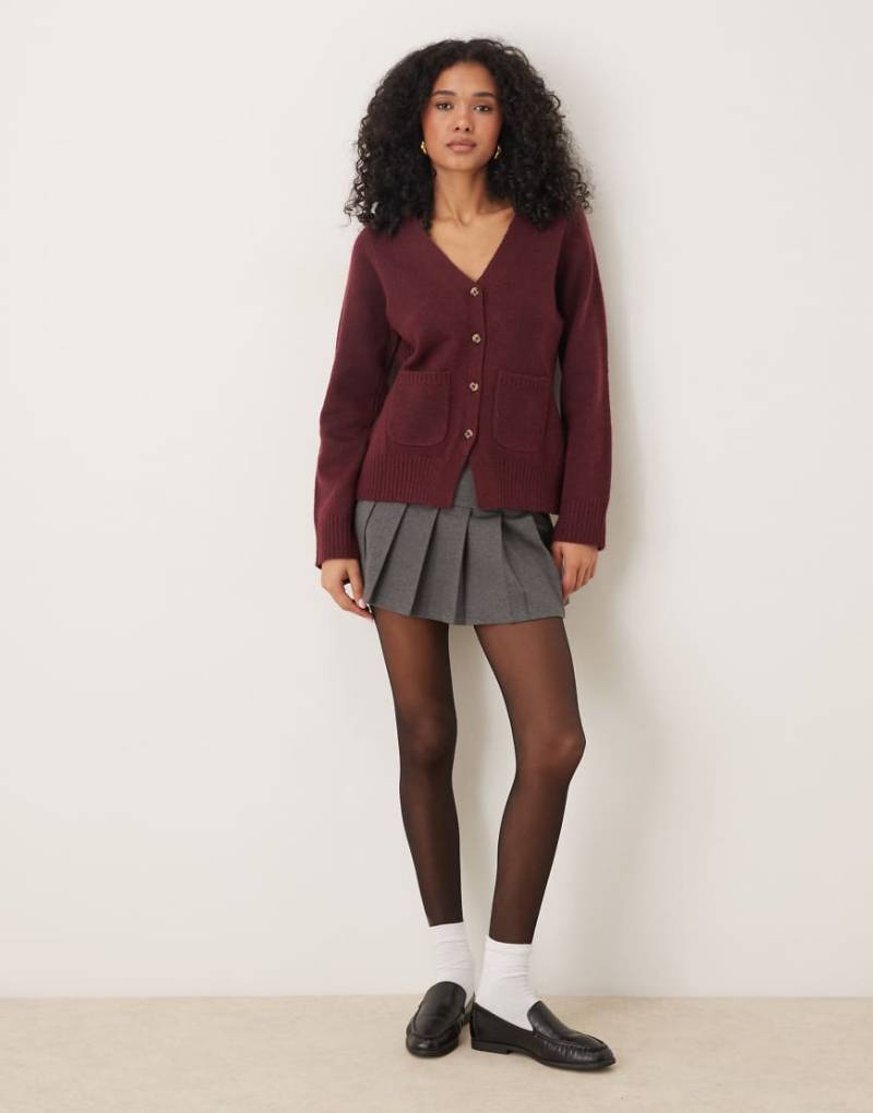 ASOS DESIGN - Boyfriend-Strickjacke in A-Linie in Burgunderrot mit Taschendetail von ASOS DESIGN