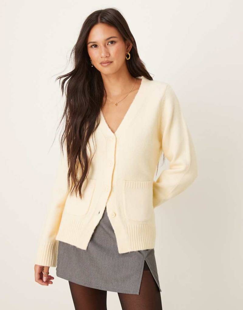ASOS DESIGN - Boyfriend-Strickjacke in A-Linie in Buttermilchgelb mit Taschendetail von ASOS DESIGN