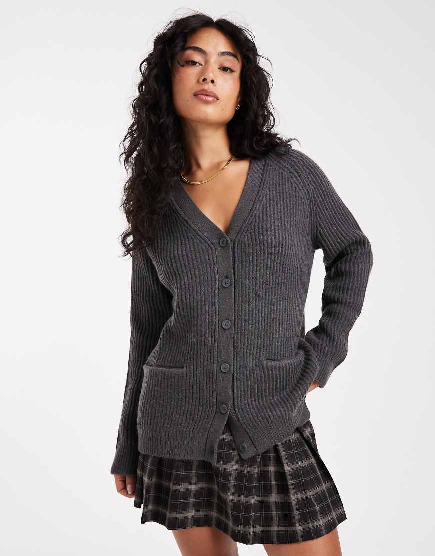 ASOS DESIGN - Boyfriend-Strickjacke in Anthrazit mit Rippenmuster und Oversize-Passform-Grau von ASOS DESIGN