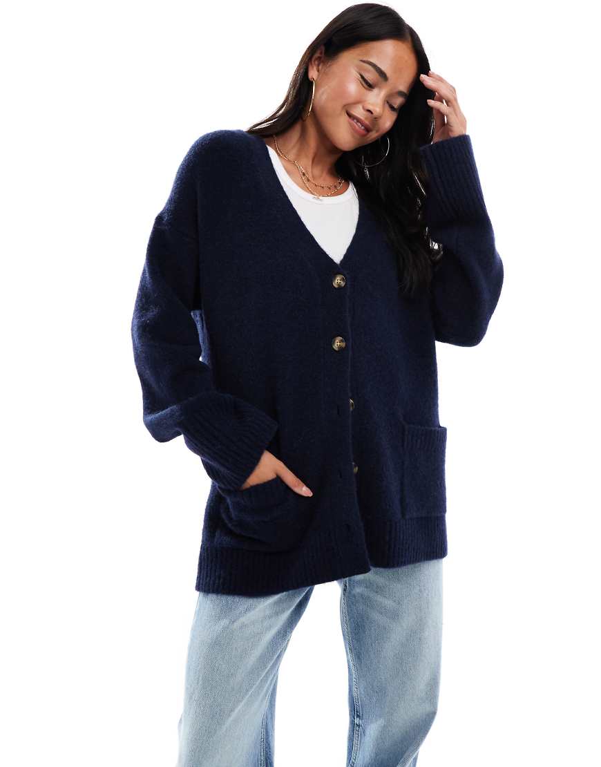 ASOS DESIGN - Boyfriend-Strickjacke in Marineblau mit Patent-Rippenmuster ASOS DESIGN - Boyfriend-Strickjacke in Marineblau mit Patent-Rippenmuster von ASOS DESIGN