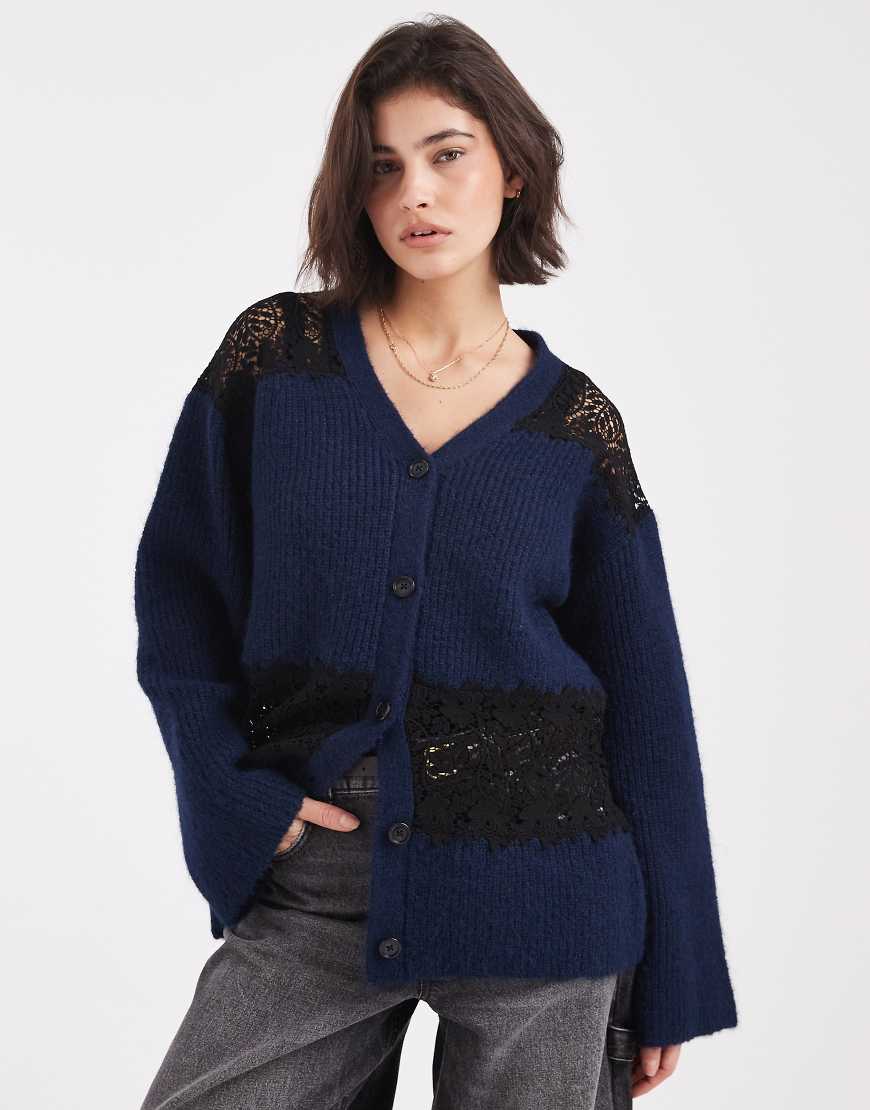 ASOS DESIGN - Boyfriend-Strickjacke in Marineblau mit Spitzeneinsatz von ASOS DESIGN