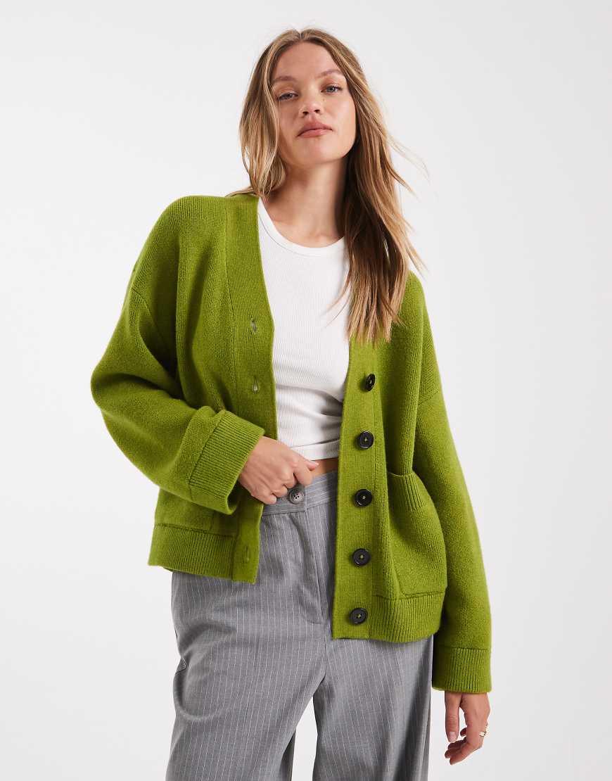 ASOS DESIGN - Boyfriend-Strickjacke in Olivgrün mit Knopfleiste und Vordertaschen von ASOS DESIGN