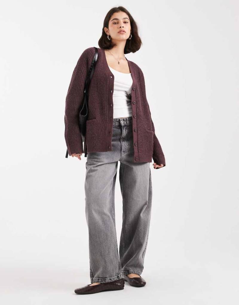 ASOS DESIGN - Boyfriend-Strickjacke in Pflaume mit Rippenmuster und Oversize-Passform-Lila von ASOS DESIGN