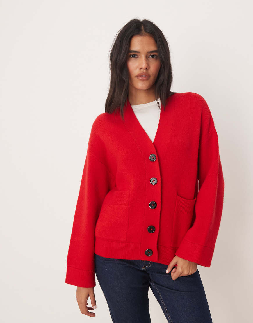 ASOS DESIGN - Boyfriend-Strickjacke in Rot mit Knopfleiste und Vordertaschen von ASOS DESIGN