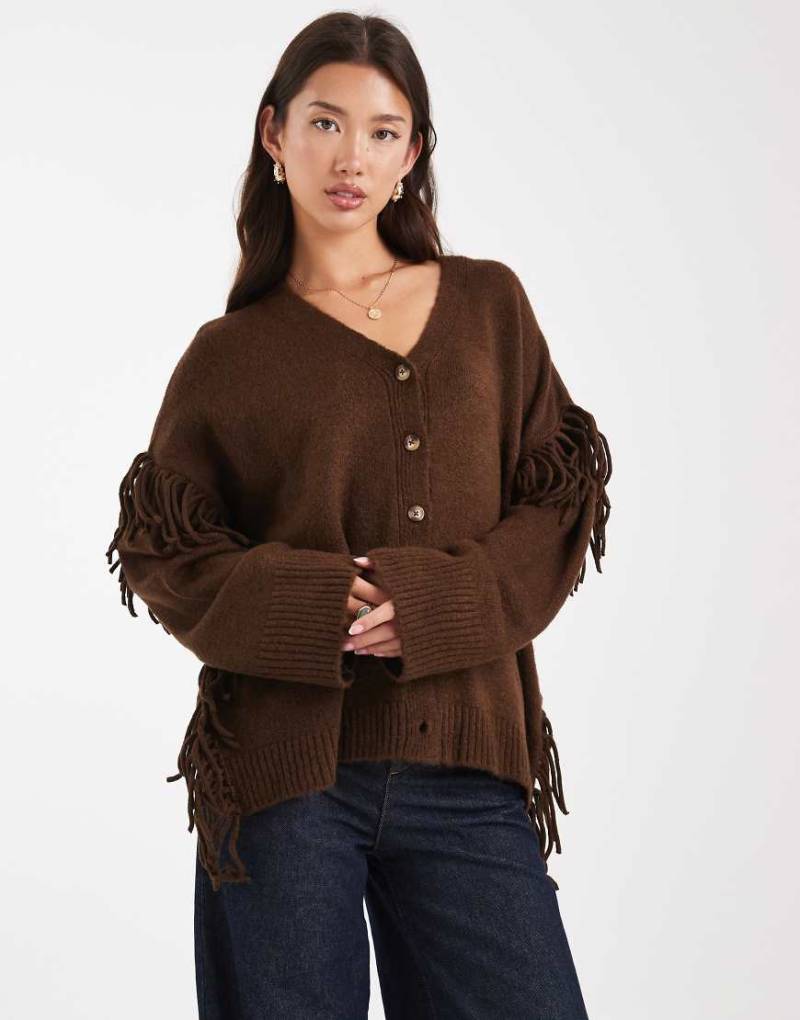 ASOS DESIGN - Boyfriend-Strickjacke in Schokobraun mit Fransen-Brown von ASOS DESIGN