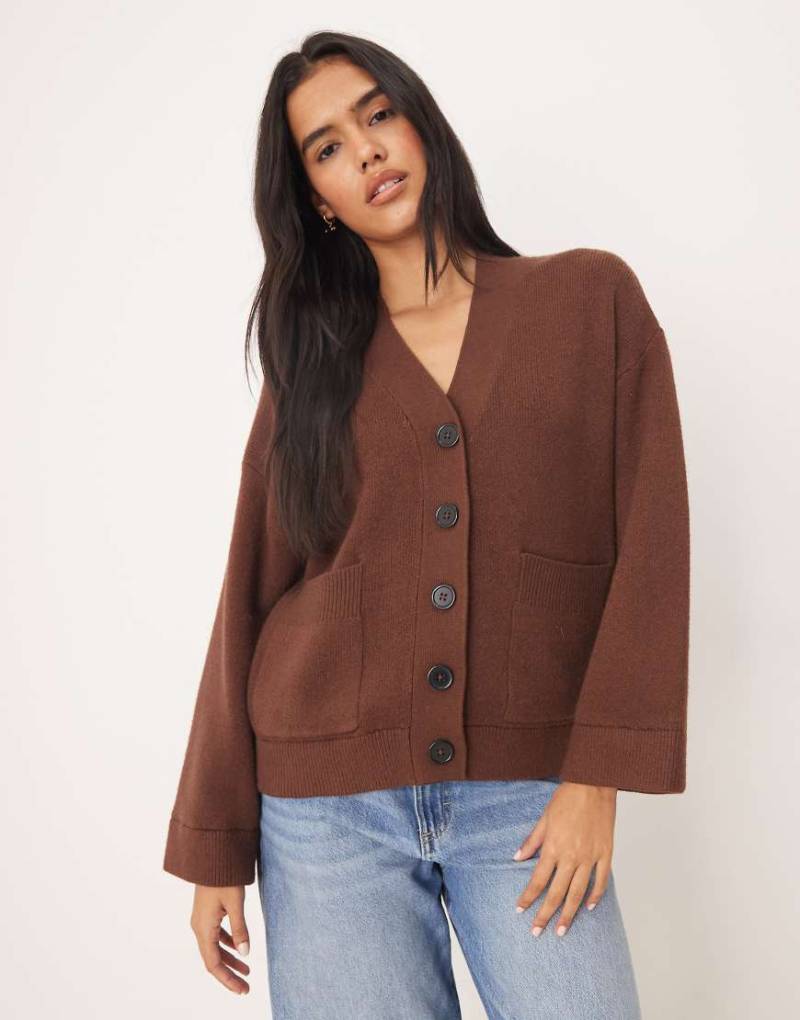 ASOS DESIGN - Boyfriend-Strickjacke in Schokobraun mit Knopfleiste und Vordertaschen-Brown von ASOS DESIGN
