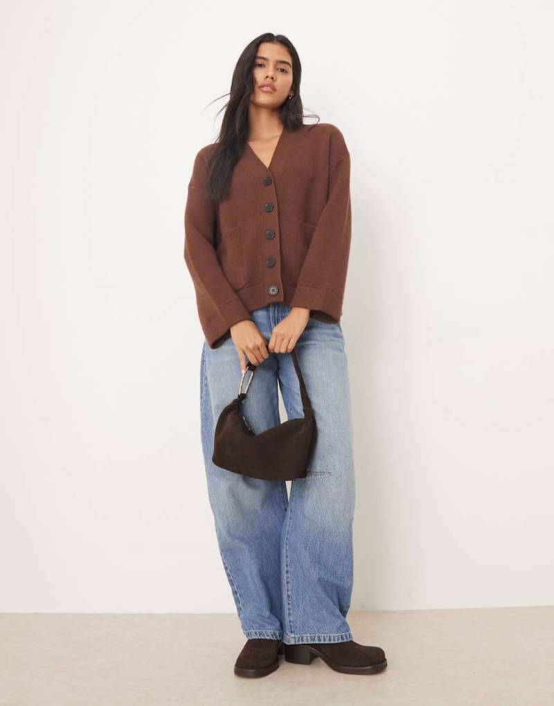 ASOS DESIGN - Boyfriend-Strickjacke in Schokobraun mit Knopfleiste und Vordertaschen-Brown von ASOS DESIGN