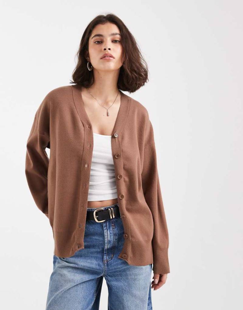 ASOS DESIGN - Boyfriend-Strickjacke in Schokobraun-Brown von ASOS DESIGN