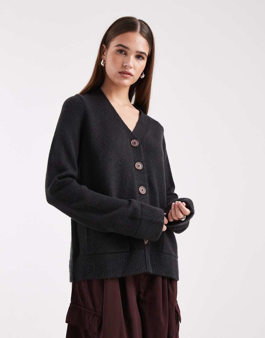 ASOS DESIGN - Boyfriend-Strickjacke in Schwarz mit Fronttaschen von ASOS DESIGN