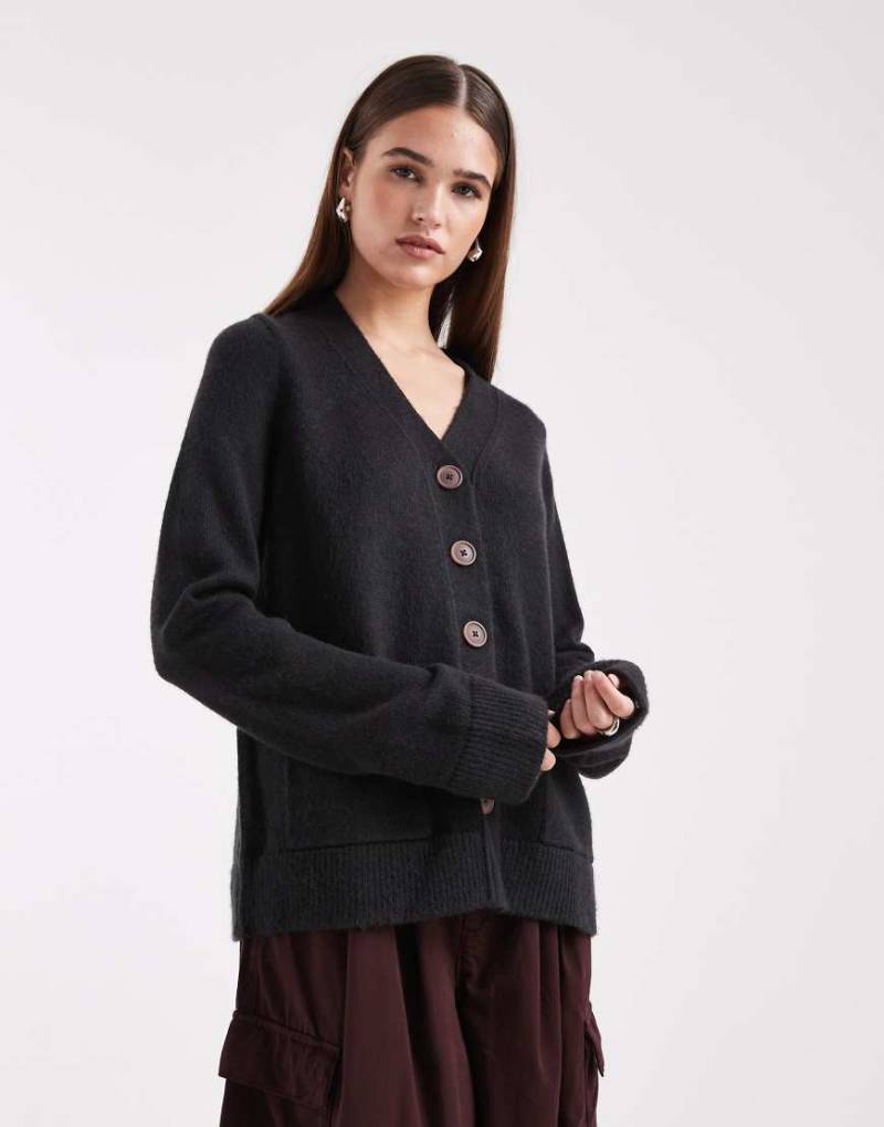 ASOS DESIGN - Boyfriend-Strickjacke in Schwarz mit Fronttaschen von ASOS DESIGN