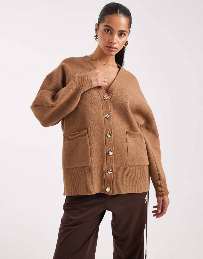 ASOS DESIGN - Boyfriend-Strickjacke in Toffee aus strukturiertem Garn mit Oversize-Schnitt-Brown von ASOS DESIGN