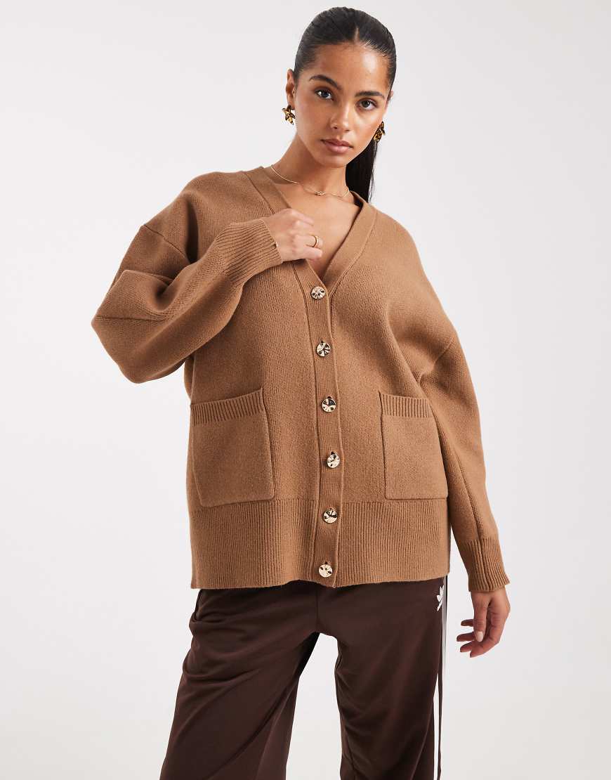 ASOS DESIGN - Boyfriend-Strickjacke in Toffee aus strukturiertem Garn mit Oversize-Schnitt-Brown von ASOS DESIGN