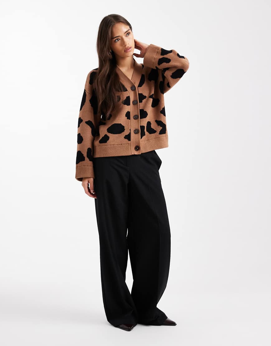 ASOS DESIGN - Boyfriend-Strickjacke in Toffeebraun mit Jacquard-Tiermuster-Rotbraun ASOS DESIGN - Boyfriend-Strickjacke in Toffeebraun mit Jacquard-Tiermuster-Rotbraun von ASOS DESIGN