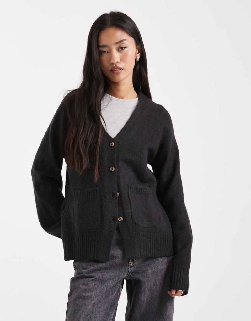 ASOS DESIGN - Taillierte Strickjacke in Schwarz mit V-Ausschnitt und Taschendetail von ASOS DESIGN