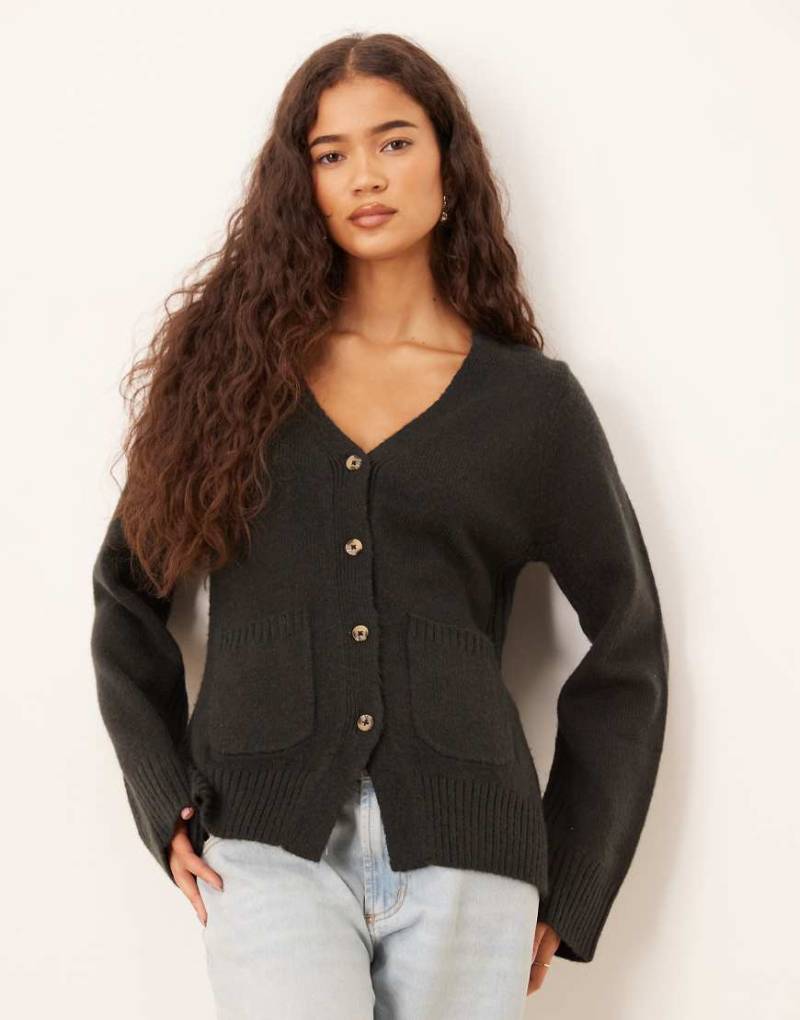 ASOS DESIGN - Taillierte Strickjacke in Schwarz mit V-Ausschnitt und Taschendetail von ASOS DESIGN