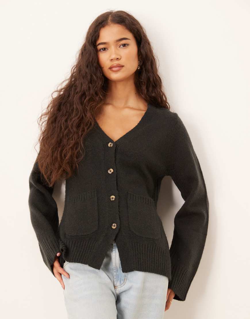 ASOS DESIGN - Boyfriend-Strickjacke mit A-Linie in Schwarz und Taschendetail von ASOS DESIGN