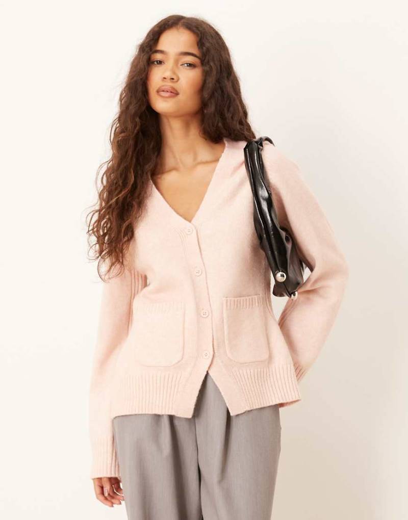 ASOS DESIGN - Taillierte Strickjacke in Hellrosa mit V-Ausschnitt und Taschendetail von ASOS DESIGN