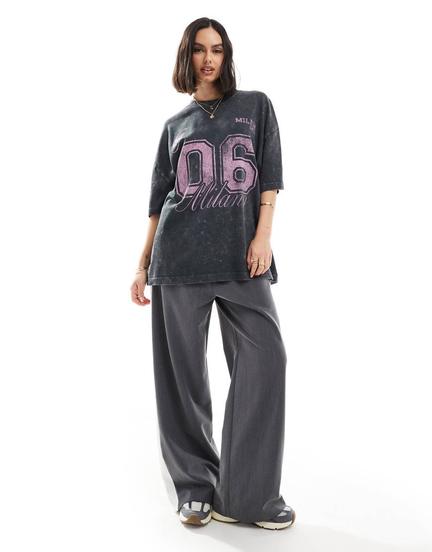 ASOS DESIGN - Boyfriend-T-Shirt in verwaschenem Anthrazit mit „Milano 06"-Grafikprint-Grau ASOS DESIGN - Boyfriend-T-Shirt in verwaschenem Anthrazit mit „Milano 06"-Grafikprint-Grau von ASOS DESIGN