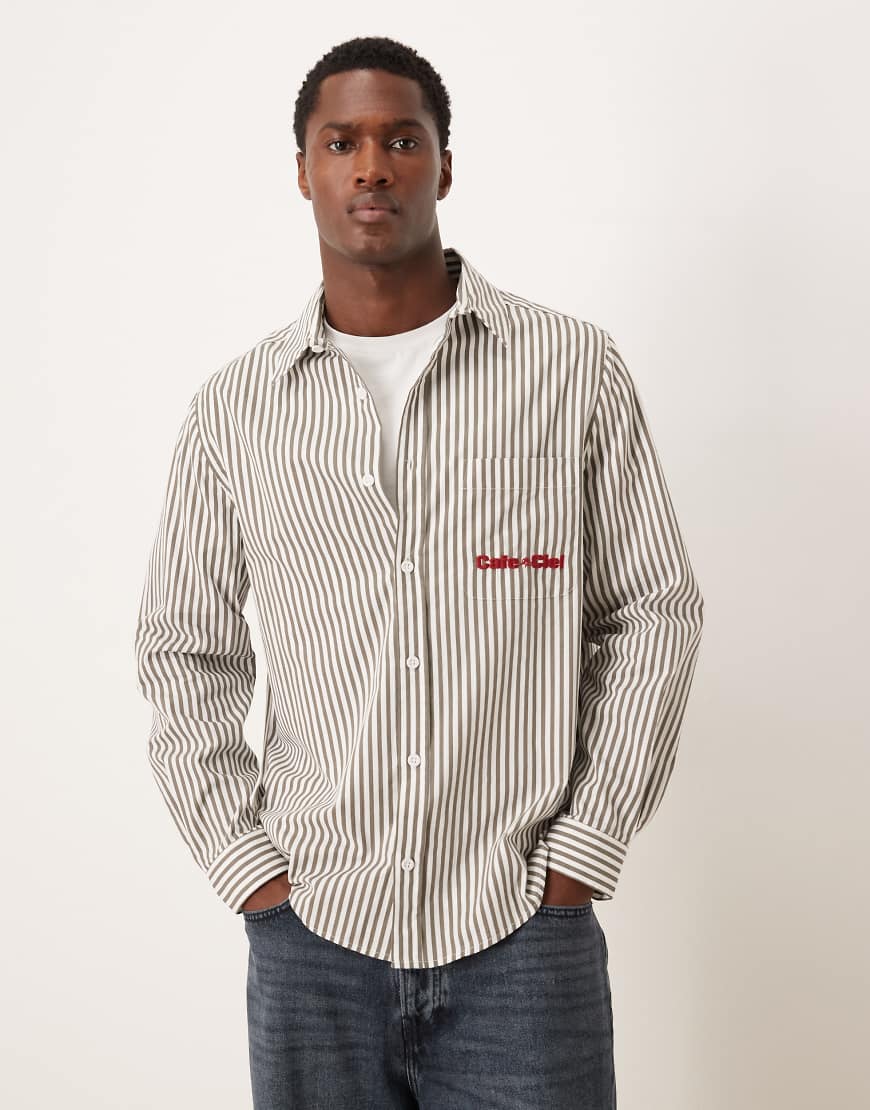 ASOS DESIGN - Braun gestreiftes Relaxed-Fit-Hemd aus Popeline mit Stickerei auf der Brust-Brown ASOS DESIGN - Braun gestreiftes Relaxed-Fit-Hemd aus Popeline mit Stickerei auf der Brust-Brown von ASOS DESIGN