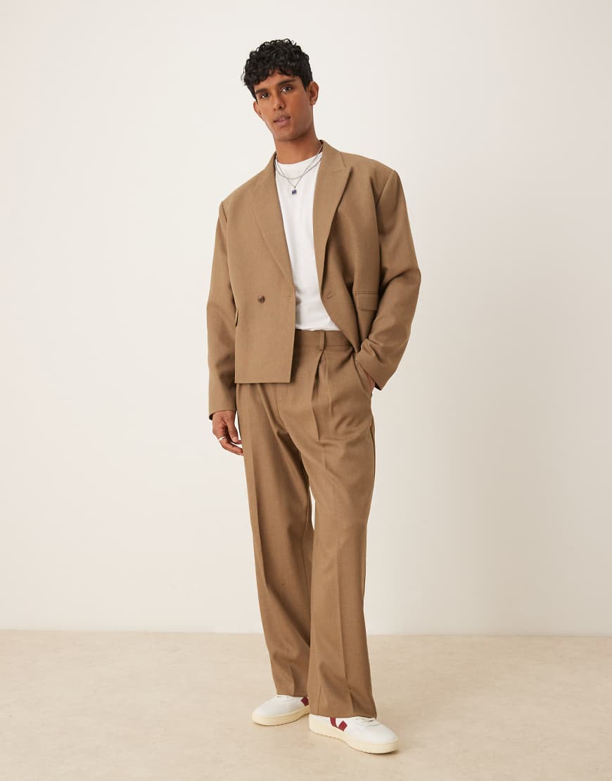 ASOS DESIGN - Braune Anzughose mit weitem Bein ASOS DESIGN - Braune Anzughose mit weitem Bein von ASOS DESIGN