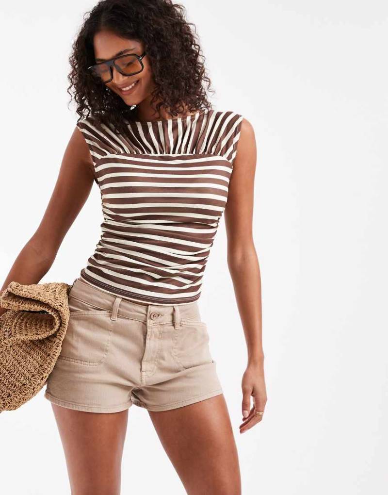 ASOS DESIGN - Gewaschene, knapp sitzende Micro-Shorts in Braun mit Fischgrätmuster von ASOS DESIGN