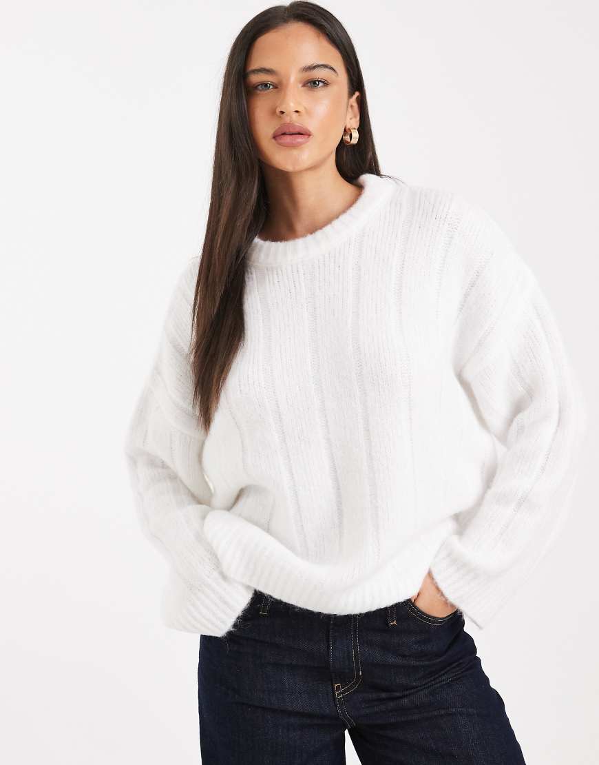 ASOS DESIGN - Breit gerippter Oversize-Pullover in Creme mit Rundhalsausschnitt und geschwungenem Saum-Weiß von ASOS DESIGN