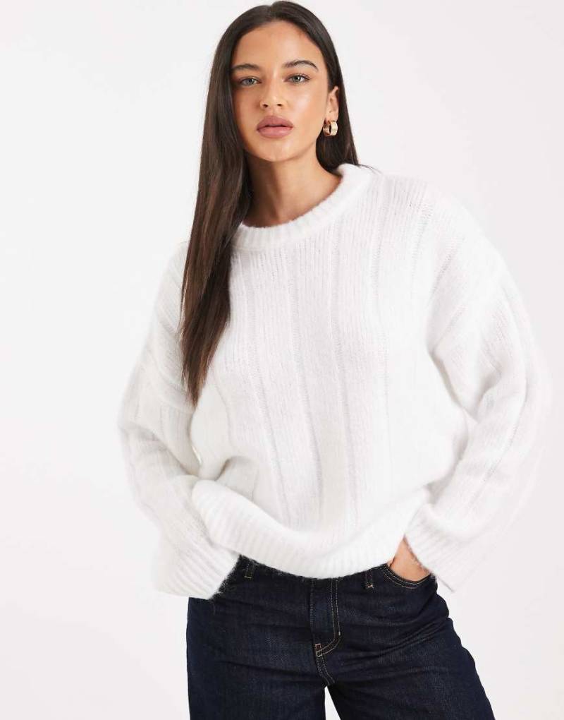 ASOS DESIGN - Breit gerippter Oversize-Pullover in Creme mit Rundhalsausschnitt und geschwungenem Saum-Weiß von ASOS DESIGN