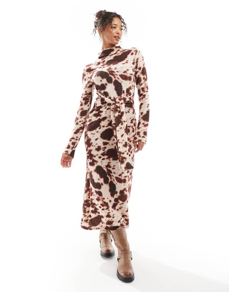 ASOS DESIGN -Breit geripptes Maxikleid mit Kuhfellprint und Taillenbindung-Bunt von ASOS DESIGN