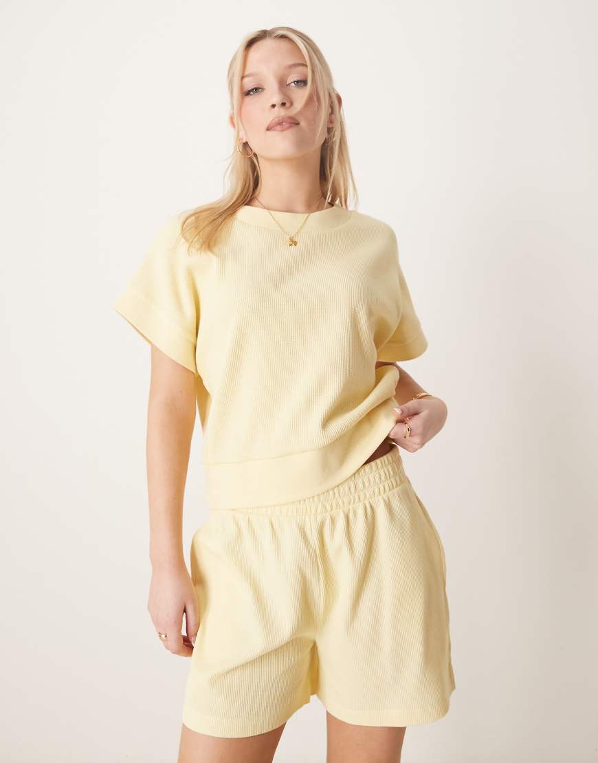 ASOS DESIGN - Breit geripptes T-Shirt in Zitronengelb mit Waffelstruktur ASOS DESIGN - Breit geripptes T-Shirt in Zitronengelb mit Waffelstruktur von ASOS DESIGN