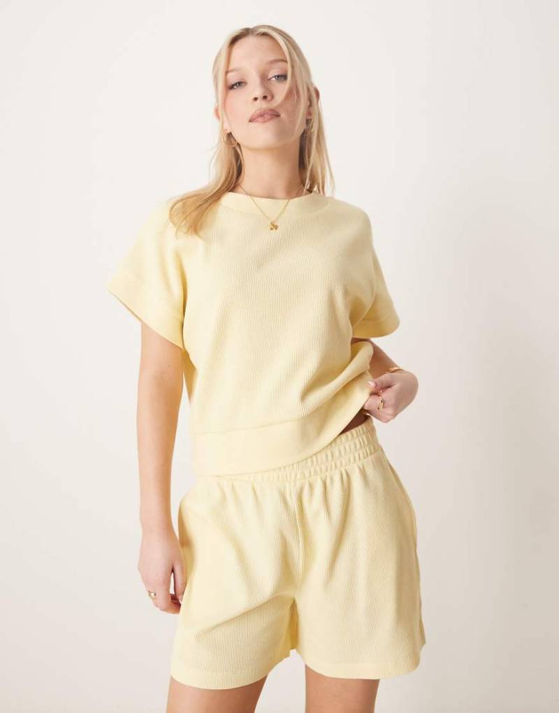 ASOS DESIGN - Breit geripptes T-Shirt in Zitronengelb mit Waffelstruktur von ASOS DESIGN