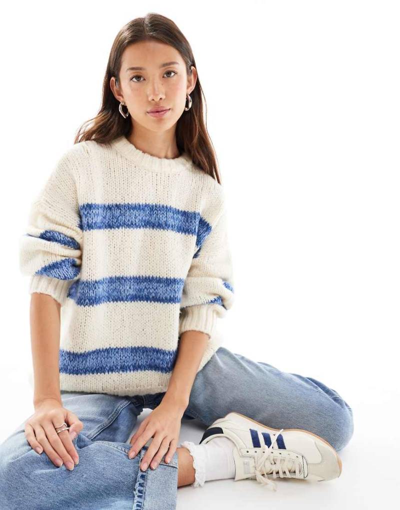ASOS DESIGN - Breit gestreifter Pullover in Blau und Weiß mit Rundhalsausschnitt-Bunt von ASOS DESIGN