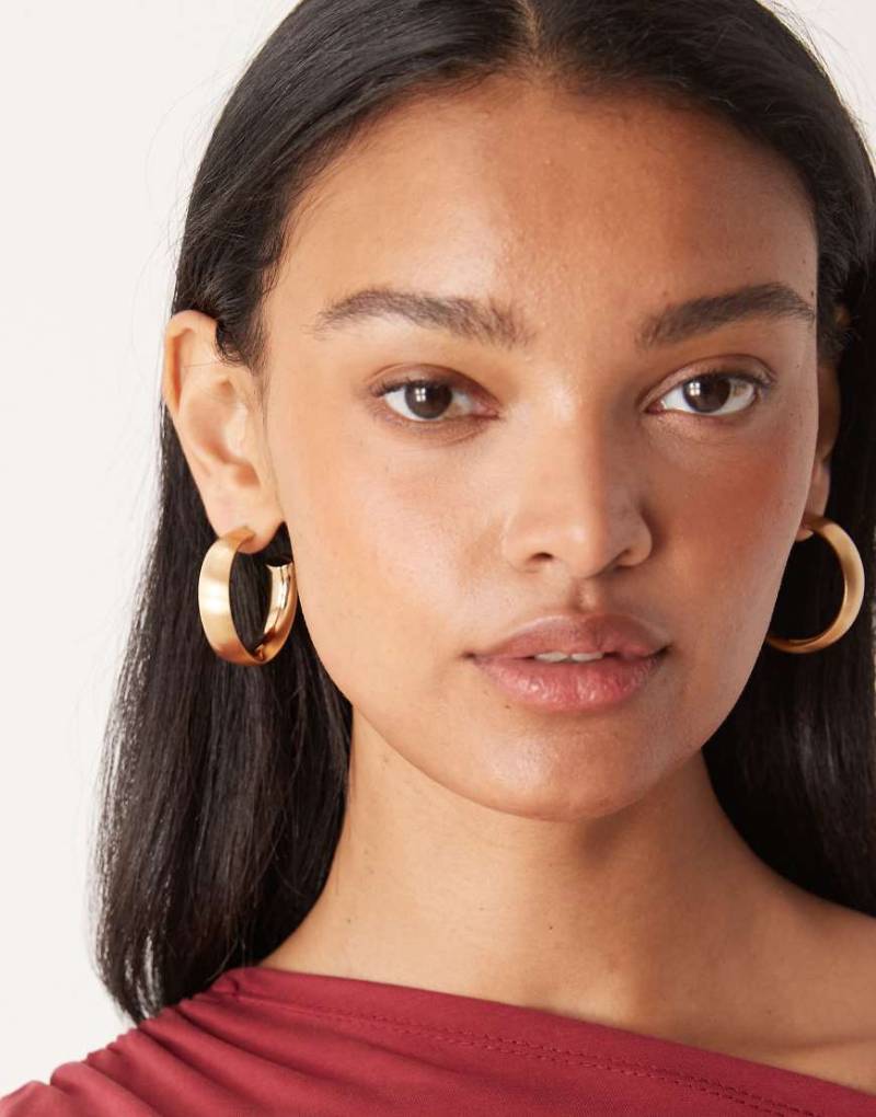 ASOS DESIGN - Breite Creolen in gebürsteter und glänzender Gold-Optik-Goldfarben von ASOS DESIGN