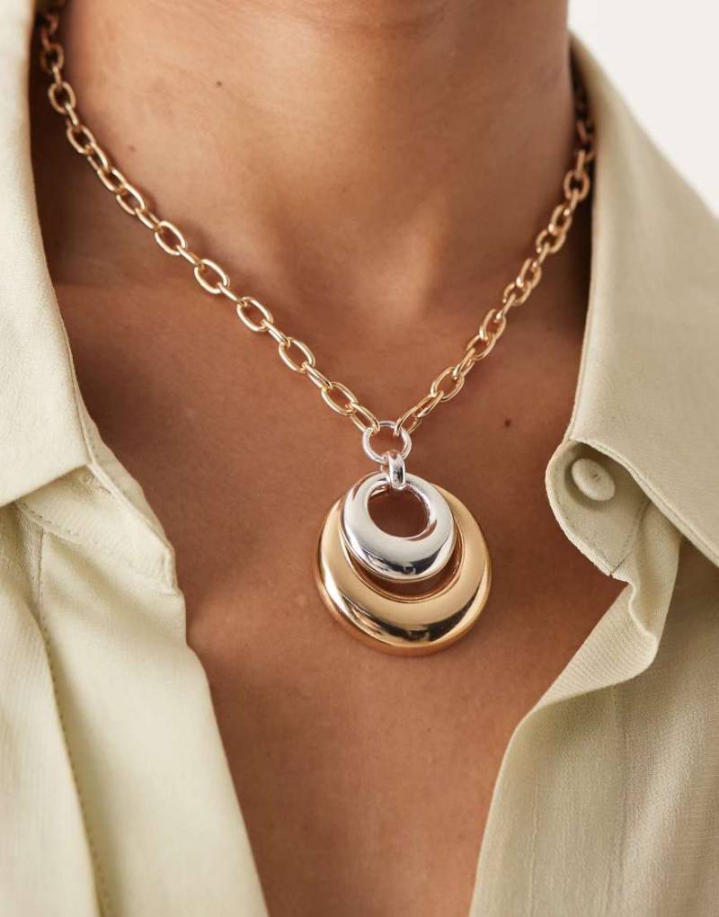 ASOS DESIGN - Breite Halskette in Gold-Optik mit rundem, zweifarbigem Anhänger-Goldfarben von ASOS DESIGN