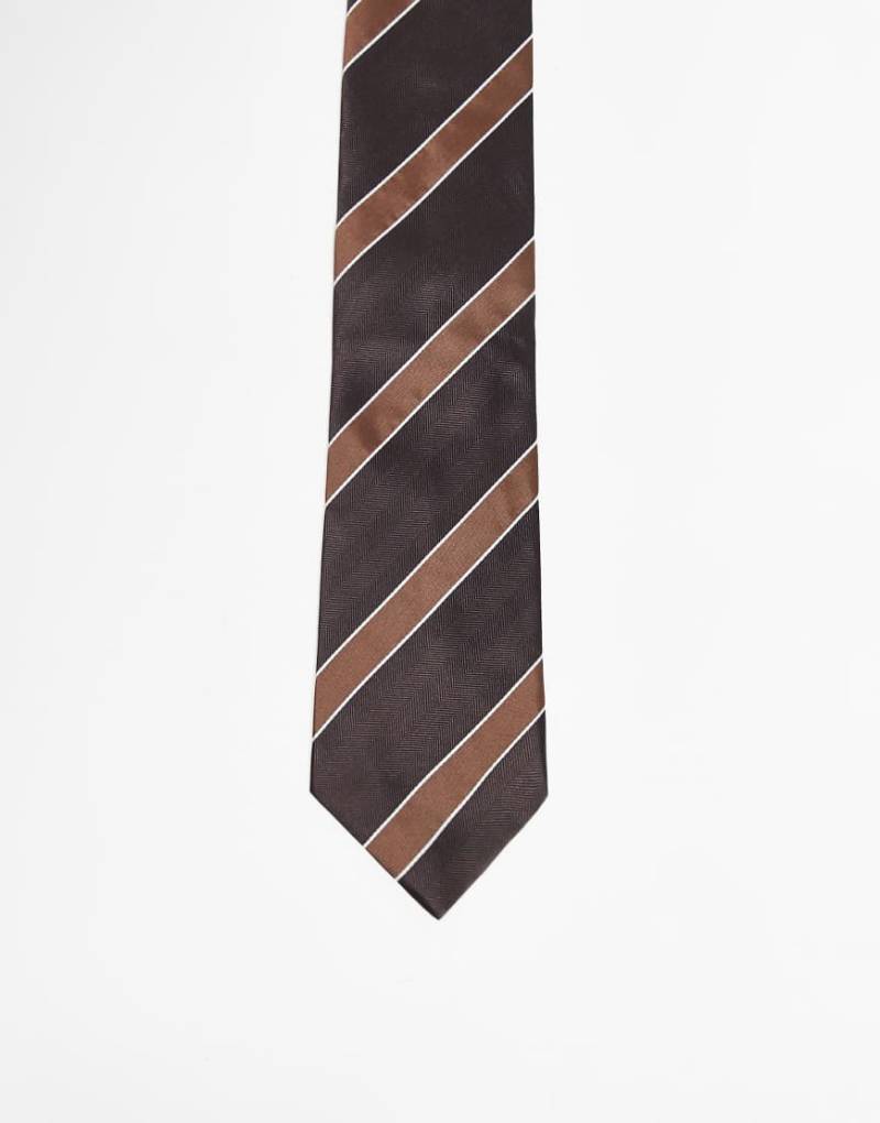 ASOS DESIGN - Breite Krawatte aus Satin in Braun mit Streifen-Brown von ASOS DESIGN