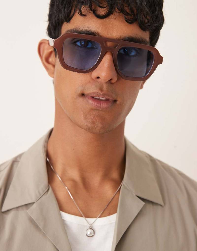 ASOS DESIGN - Breite Pilotensonnenbrille in milchigem Braun mit Gläsern in Blau von ASOS DESIGN