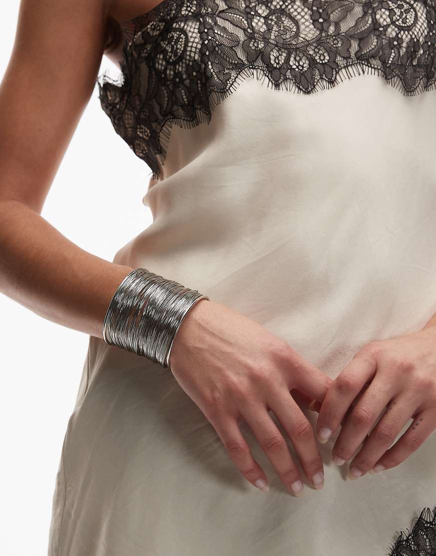 ASOS DESIGN - Breiter, silberfarbener Armreif in Draht-Optik von ASOS DESIGN