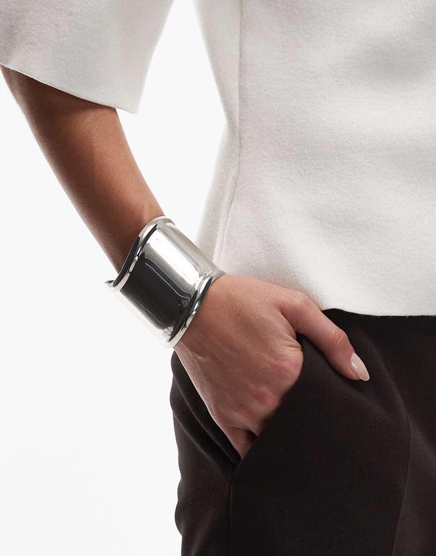 ASOS DESIGN - Breiter, silberfarbener Armreif von ASOS DESIGN