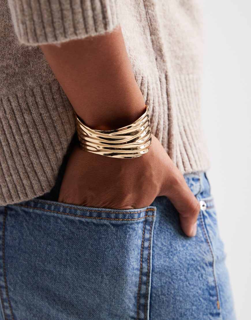 ASOS DESIGN - Breiter Armreif in Goldoptik mit geriffelter Struktur-Goldfarben von ASOS DESIGN