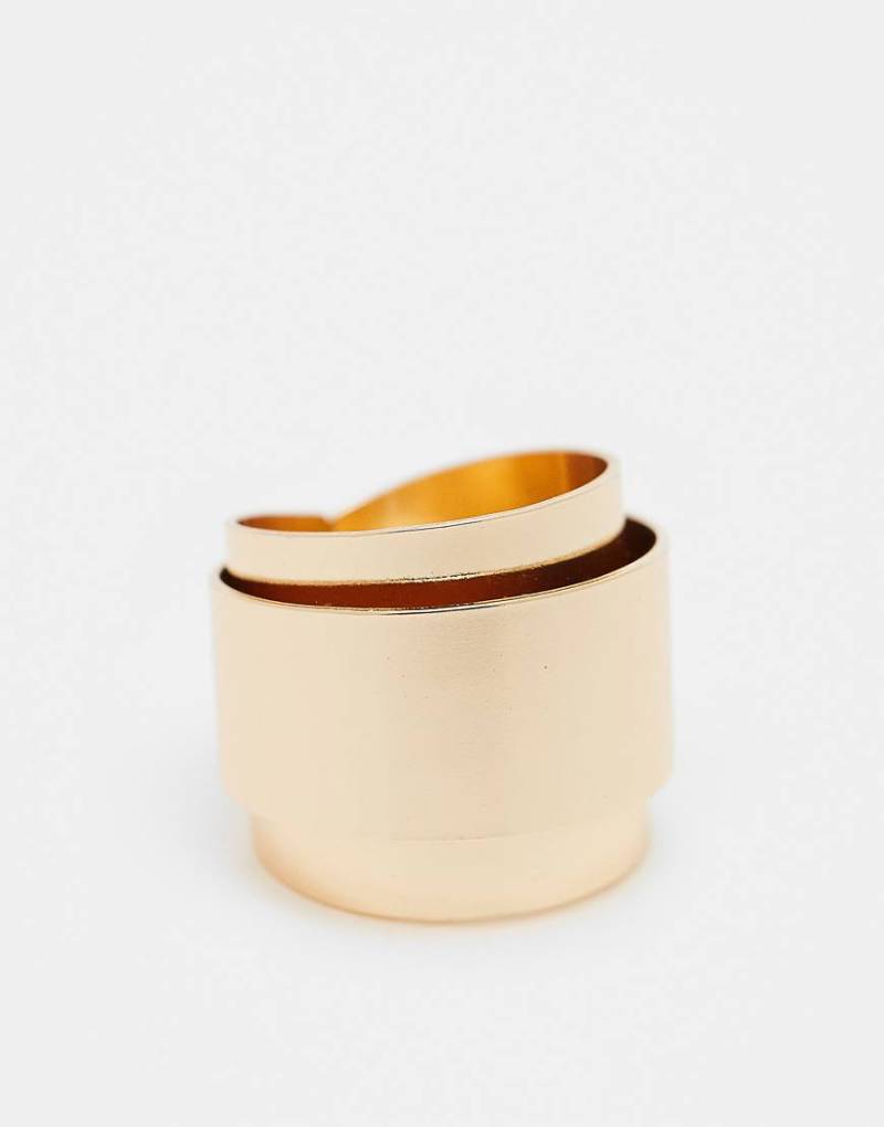 ASOS DESIGN - Breiter Drehring im Goldton-Goldfarben von ASOS DESIGN