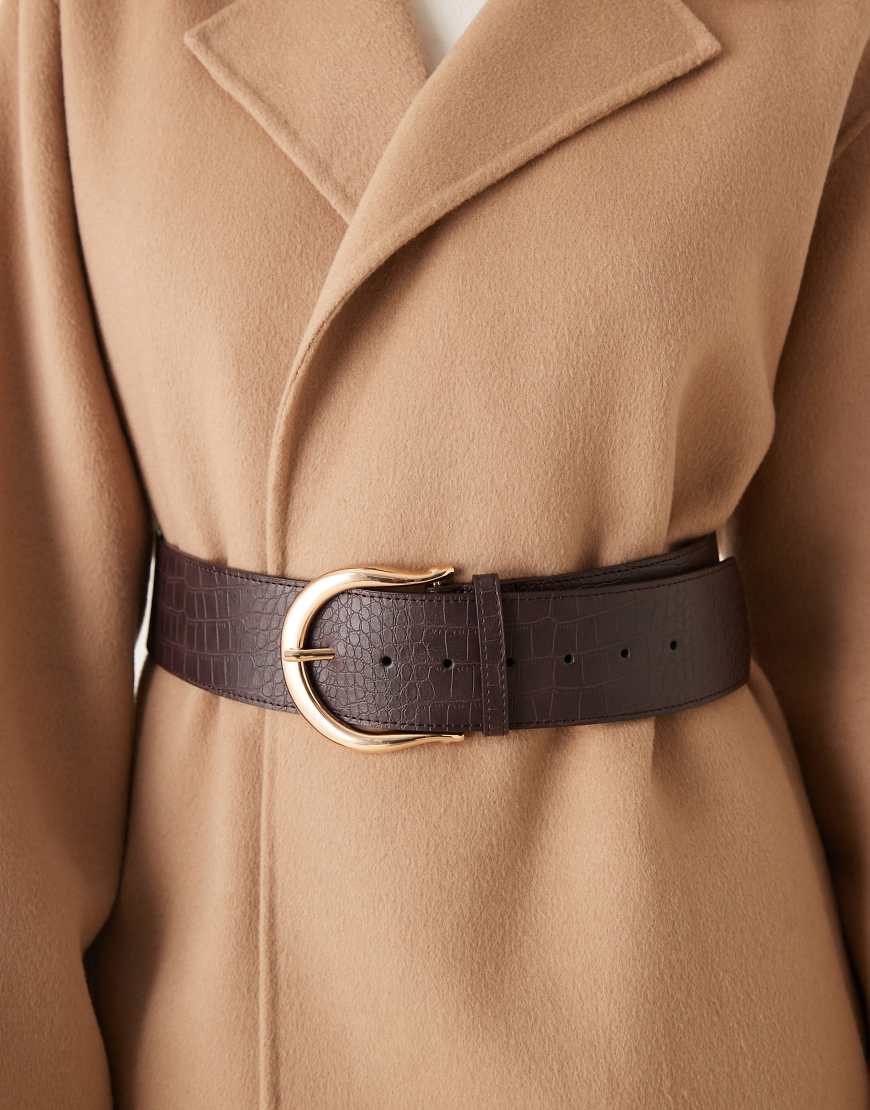ASOS DESIGN - Breiter Gürtel in Schokobraun mit Krokomuster und goldfarbenen Metallteilen-Brown von ASOS DESIGN