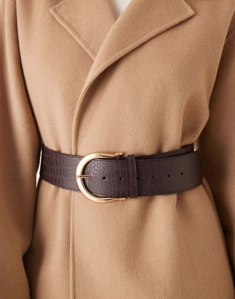 ASOS DESIGN - Breiter Gürtel in Schokobraun mit Krokomuster und goldfarbenen Metallteilen-Brown von ASOS DESIGN