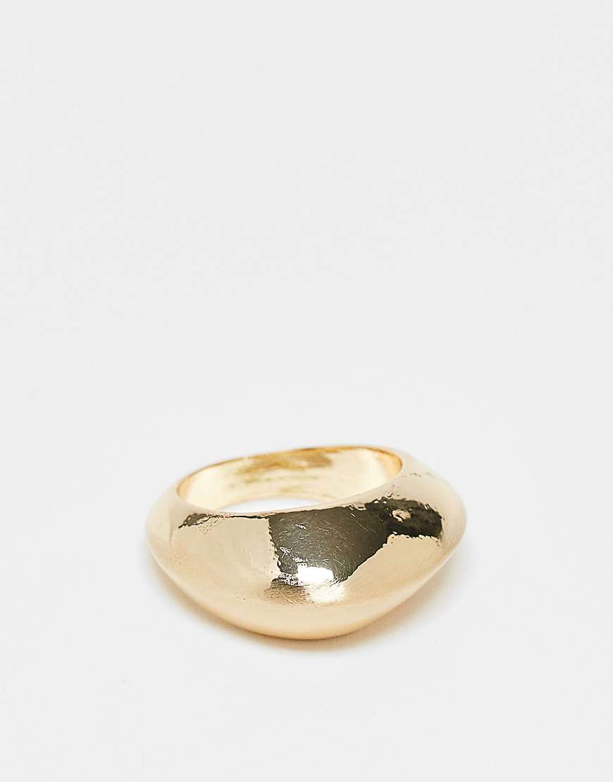 ASOS DESIGN - Breiter Ring in gebürsteter Goldoptik-Goldfarben von ASOS DESIGN